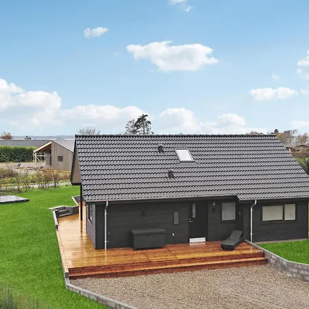 Dom wakacyjny 3 Bedroom Lovely In *