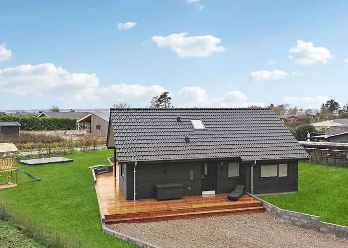 بيت للعطل 3 Bedroom Lovely In *